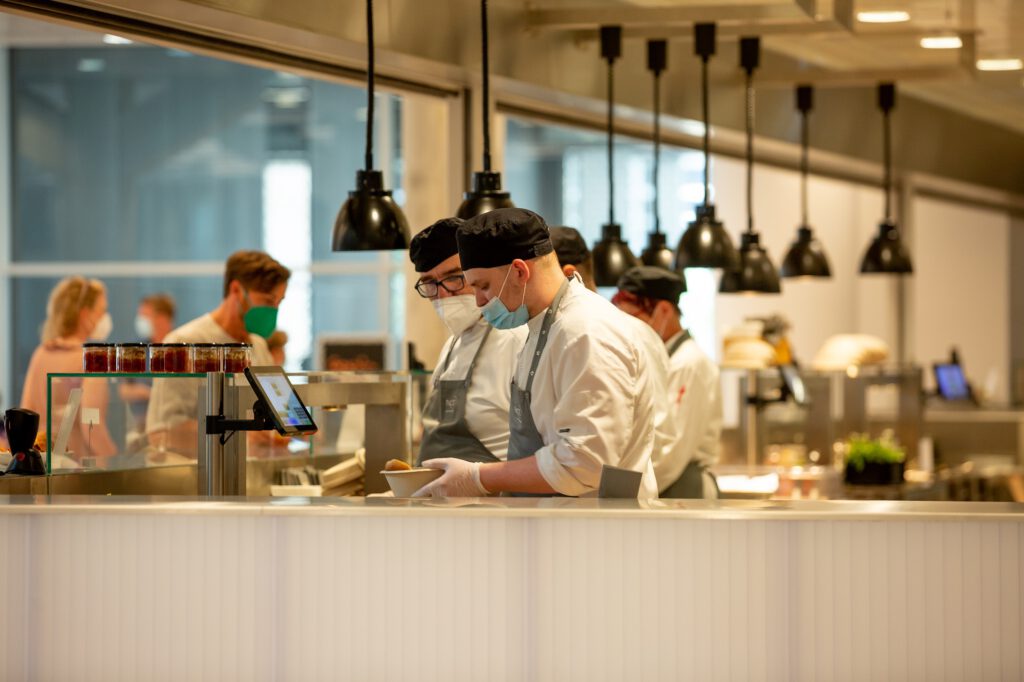 Marco Roland, Leiter Gastronomie bei der Axel-Springer-Tochter
„Pace Paparazzi Catering & Event GmbH“, spricht über die Gastronomie in dem Medien- und Technologieunternehmen und welche Rolle die Teamarbeit dabei spielt.